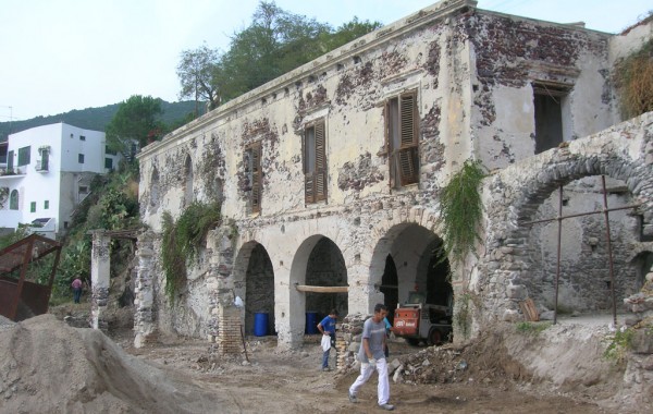 Progetto per il restauro conservativo di un complesso immobiliare in zona costiera . Canneto di Lipari