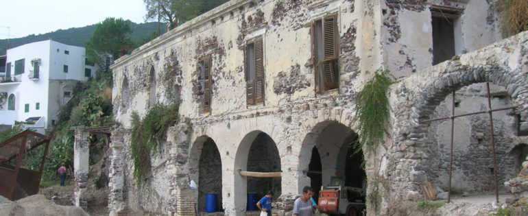 Progetto per il restauro conservativo di un complesso immobiliare in zona costiera . Canneto di Lipari